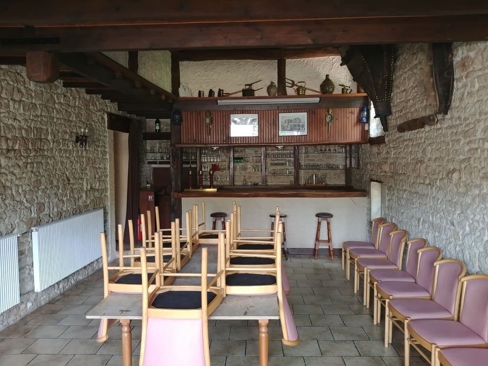 Le bar du Domaine du Vieux Lavoir, avec son comptoir accueillant et sa salle attenante, offrant un espace de convivialité idéal pour vos invités. Parfait pour un cocktail, un moment de détente ou une prolongation de soirée lors de vos mariages et grandes réceptions dans les Deux-Sèvres, cet espace ajoute une touche de charme et de confort à votre événement.