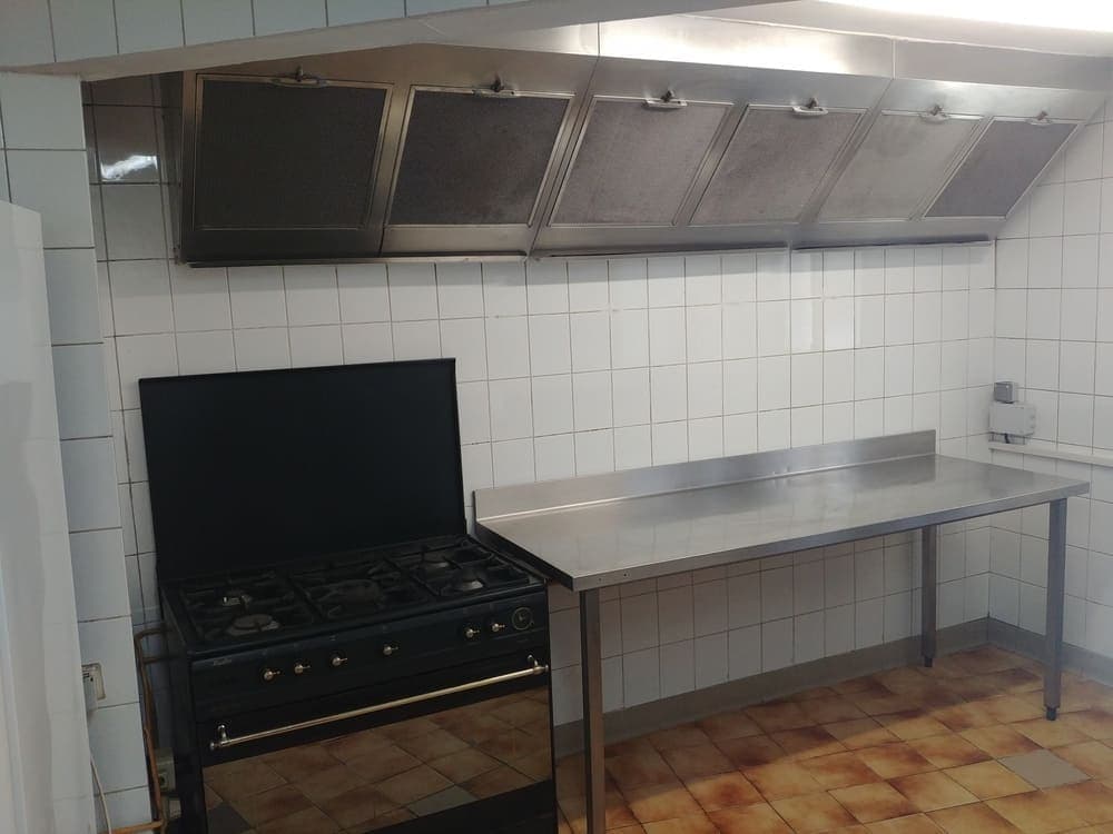 La cuisine du bar du Domaine du Vieux Lavoir, un espace aménagé et fonctionnel distinct de notre cuisine professionnelle. Idéale pour les préparations légères, le service de boissons ou la mise en place de cocktails, elle offre une commodité supplémentaire pour l'organisation de vos mariages et grandes réceptions dans les Deux-Sèvres. Cet espace polyvalent permet une gestion fluide et efficace de votre événement.