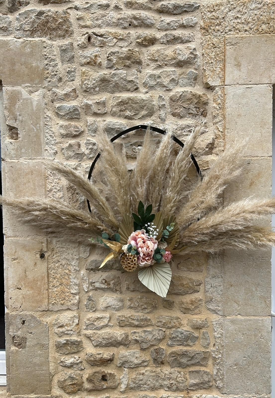 Détail d'une charmante décoration murale extérieure au Domaine du Vieux Lavoir, reflétant l'authenticité et le soin apporté à chaque recoin de notre propriété dans les Deux-Sèvres. Ces touches décoratives contribuent à l'atmosphère chaleureuse et unique qui rend notre domaine idéal pour l'organisation de mariages et grandes réceptions mémorables.