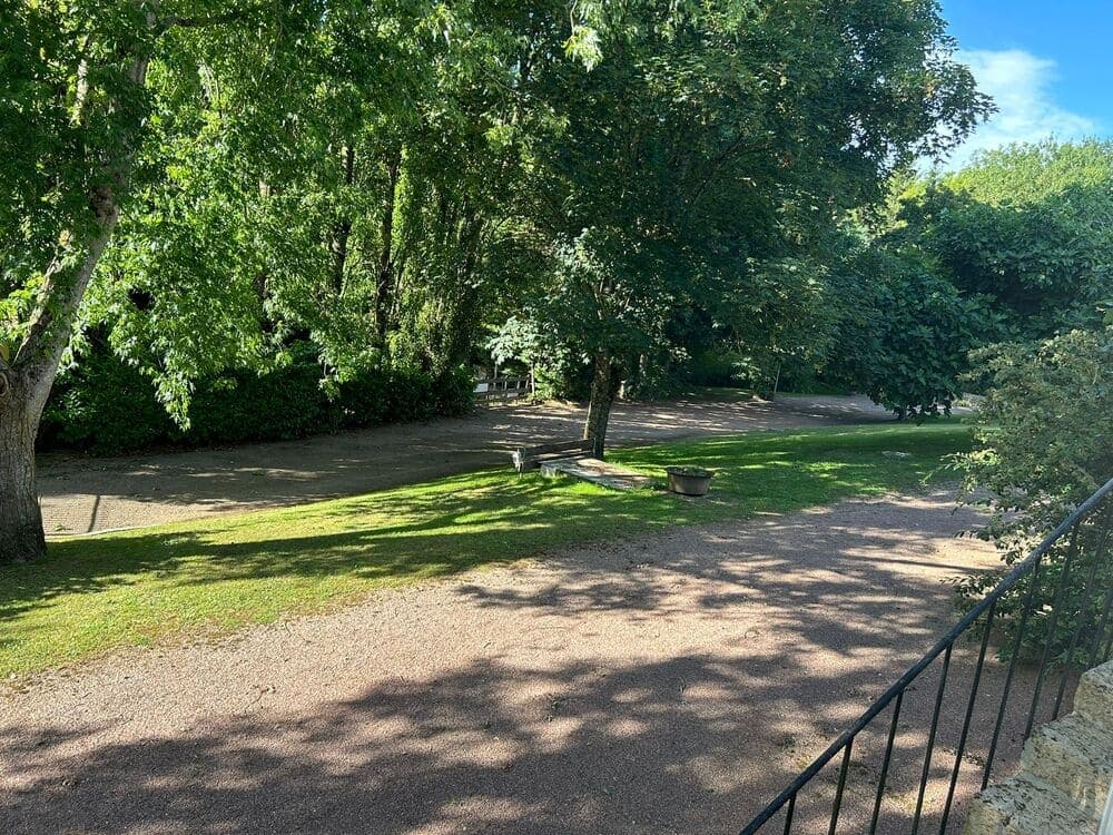 Vue apaisante du parc verdoyant du Domaine du Vieux Lavoir, parsemé d'arbres majestueux. Cet écrin de nature offre un cadre idyllique pour des promenades, des moments de détente ou des activités en plein air. Parfait pour les invités de vos mariages et grandes réceptions dans les Deux-Sèvres, il garantit une atmosphère sereine et un arrière-plan magnifique pour vos photos.