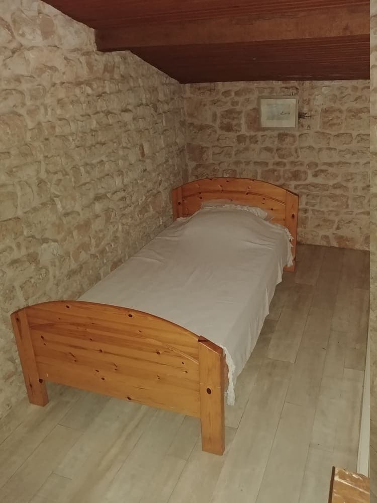 Un espace mezzanine cosy au Domaine du Vieux Lavoir, abritant un confortable lit simple. Cet aménagement optimise l'espace tout en offrant un coin nuit intime et douillet, parfait pour un couple ou des invités cherchant un peu d'isolement. Il contribue au charme et à la diversité des hébergements que nous proposons pour vos mariages et grandes réceptions dans les Deux-Sèvres, garantissant un séjour agréable et mémorable.