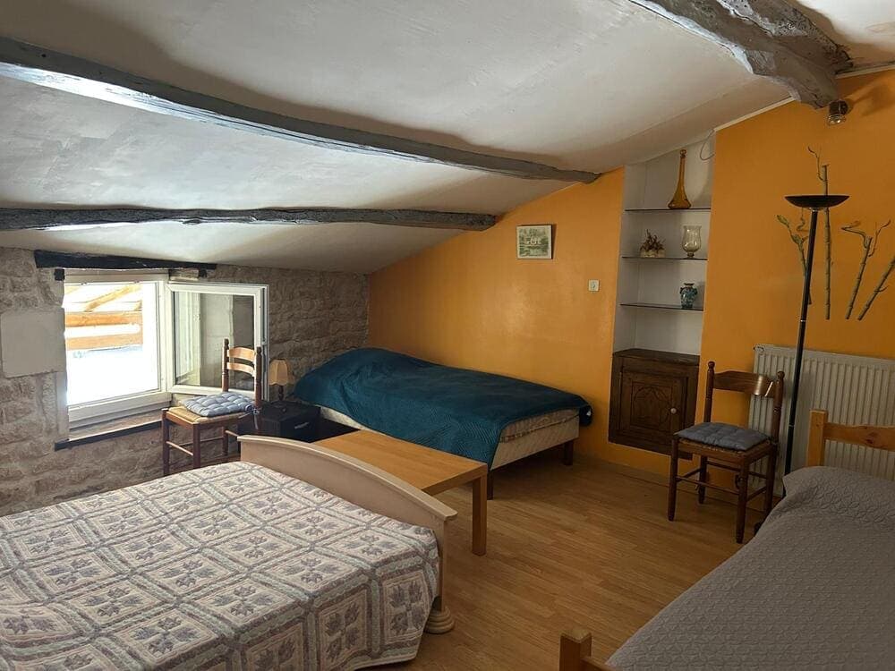 Chambre spacieuse et confortable du Domaine du Vieux Lavoir, équipée de trois lits, idéale pour les familles ou petits groupes d'invités. Faisant partie de nos gîtes sur place, cette chambre contribue à notre capacité d'hébergement de 55 personnes, offrant une solution pratique et agréable pour prolonger la fête après vos mariages et grandes réceptions dans les Deux-Sèvres.