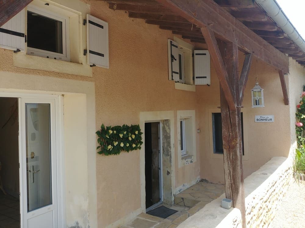 Façade extérieure accueillante du Gîte Lilas au Domaine du Vieux Lavoir, illustrant l'intégration de nos hébergements dans le cadre paisible de notre propriété. Ce gîte fait partie de nos 4 options d'hébergement sur place, pouvant accueillir jusqu'à 55 personnes, offrant un confort optimal pour les invités de vos mariages et grandes réceptions dans les Deux-Sèvres. Un lieu charmant pour un séjour prolongé.