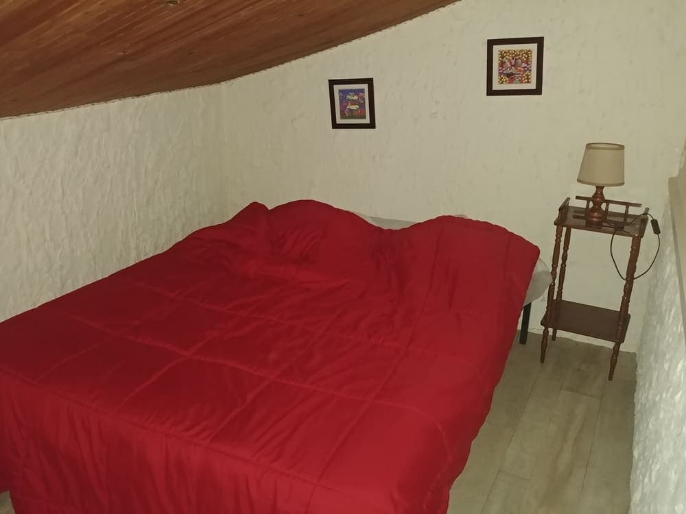 Une charmante petite chambre du Domaine du Vieux Lavoir, aménagée avec un lit double confortable. Cet espace cosy et intime est idéal pour un couple ou un invité seul, offrant un havre de paix pour se reposer. Elle ajoute à la diversité de nos hébergements, garantissant un séjour agréable et douillet pour les participants à vos mariages et grandes réceptions dans les Deux-Sèvres.