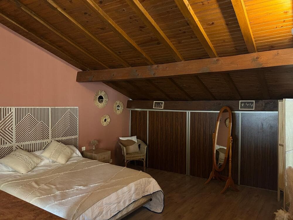 Chambre confortable située au premier étage du Gîte Pampas au Domaine du Vieux Lavoir, équipé d'un lit douillet et d'un miroir pratique. Cet espace est conçu pour le repos et la préparation de vos invités, offrant un cadre serein après les festivités de vos mariages et grandes réceptions dans les Deux-Sèvres. C'est l'une des solutions d'hébergement pour les 55 personnes que nous pouvons accueillir sur place.