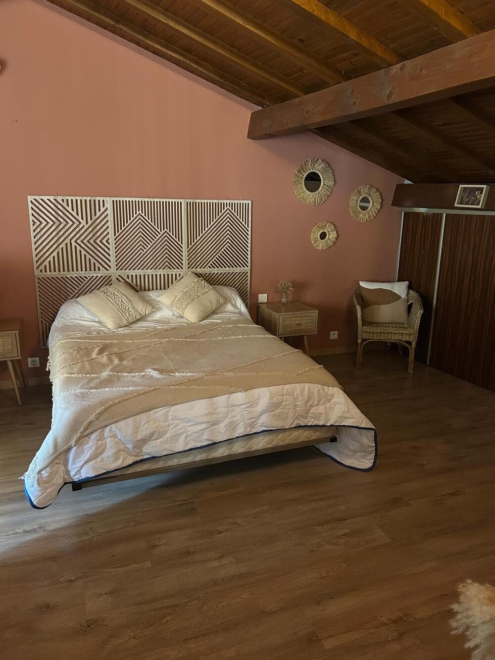 Le lit confortable de la chambre du Gîte Pampas au Domaine du Vieux Lavoir, photographié de face, invitant au repos le plus total. Cet espace paisible au premier étage est parfait pour se ressourcer après les célébrations de vos mariages et grandes réceptions dans les Deux-Sèvres, garantissant à vos invités un sommeil réparateur dans un cadre douillet.