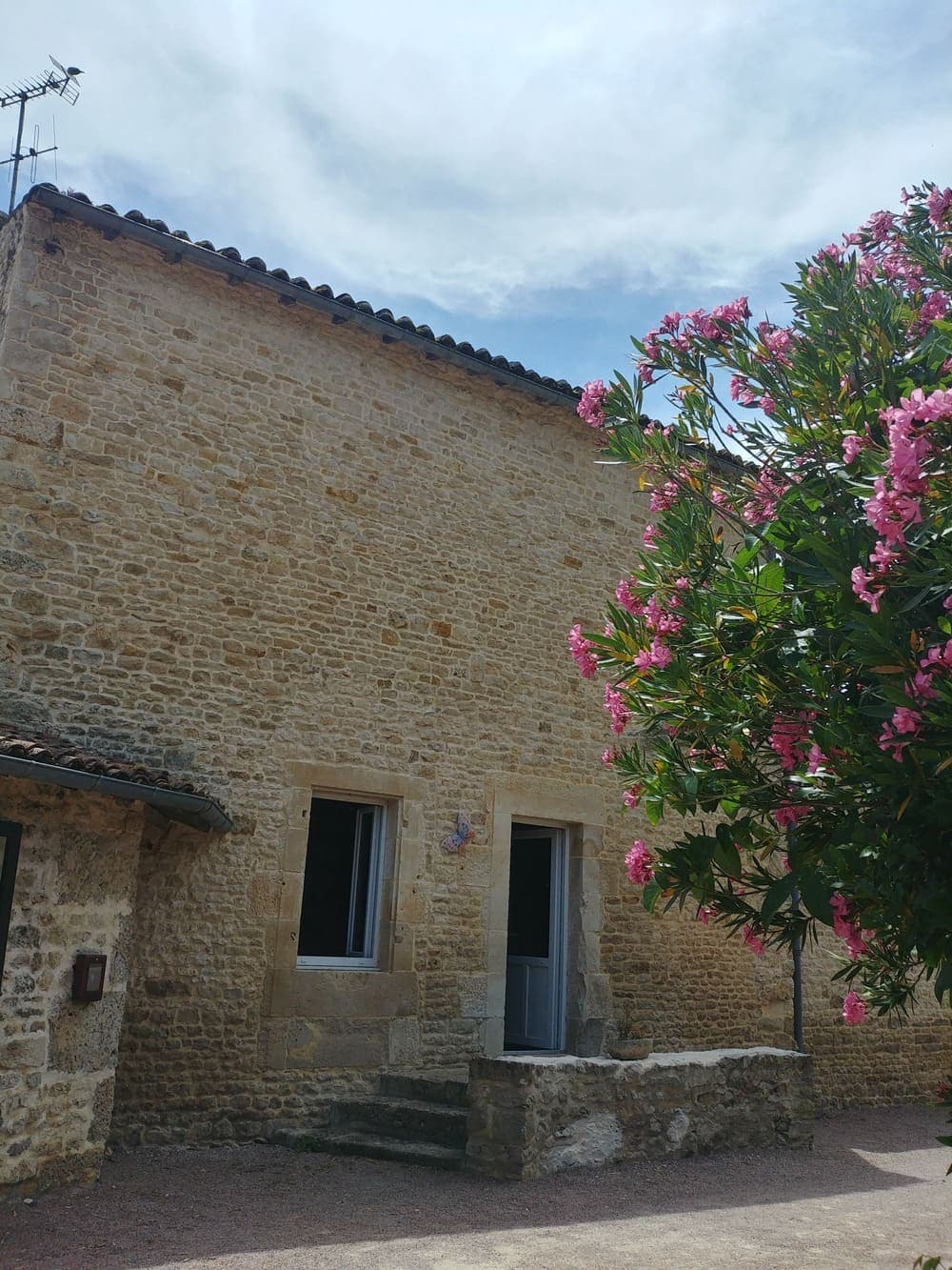 Façade extérieure du charmant Gîte Pampas au Domaine du Vieux Lavoir, s'intégrant harmonieusement au paysage verdoyant. Cette vue met en valeur l'architecture de notre hébergement, qui fait partie de nos options pour loger jusqu'à 55 personnes sur place. Le Gîte Pampas offre un cadre idyllique et confortable pour les invités de vos mariages et grandes réceptions dans les Deux-Sèvres.