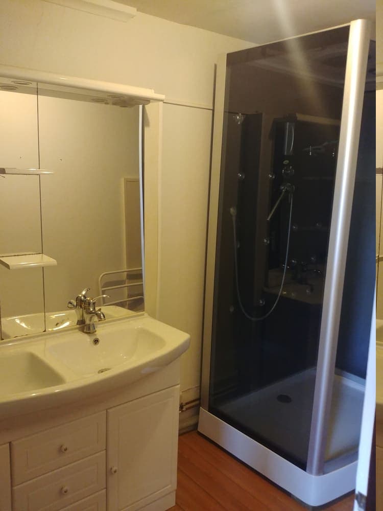 La troisième chambre du premier étage du Gîte Pivoine au Domaine du Vieux Lavoir, équipée d'un confortable lit double (et un lit simple si visible). Cette chambre lumineuse bénéficie de sa propre salle d'eau privative avec WC, offrant intimité et fonctionnalité. Un espace idéal pour les couples ou petites familles participant à vos mariages et grandes réceptions dans les Deux-Sèvres, garantissant un séjour confortable et autonome.