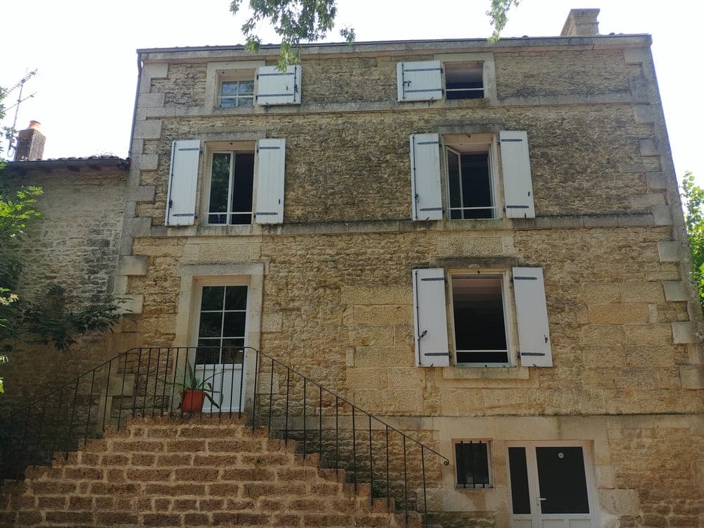 Façade extérieure charmante du Gîte Pivoine au Domaine du Vieux Lavoir, illustrant l'intégration harmonieuse de nos hébergements dans le cadre verdoyant. Ce gîte fait partie des 4 disponibles sur place, pouvant accueillir jusqu'à 55 personnes , offrant un confort optimal pour les invités de vos mariages et grandes réceptions dans les Deux-Sèvres. Un lieu accueillant pour prolonger la fête en toute sérénité.