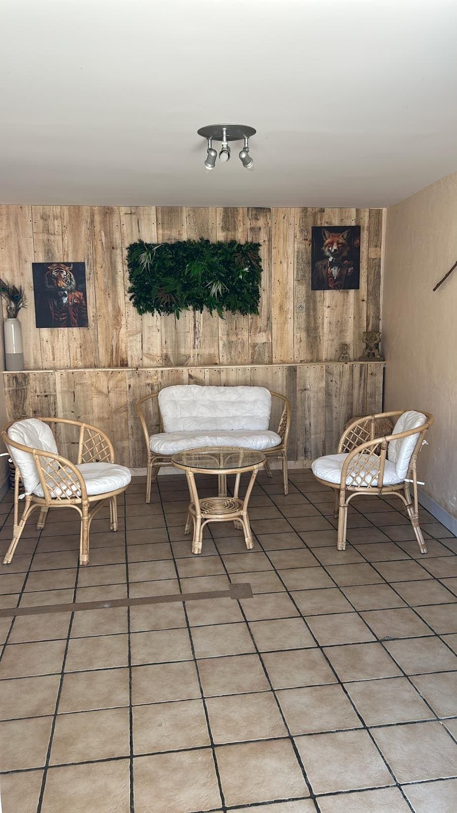 Le petit salon au rez-de-chaussée du Gîte Pivoine au Domaine du Vieux Lavoir, un espace cosy et accueillant. Idéal pour un moment de détente, pour échanger ou prolonger les conversations en toute quiétude, ce salon ajoute au confort de nos hébergements. Il offre un lieu de repos supplémentaire pour les invités de vos mariages et grandes réceptions dans les Deux-Sèvres, garantissant une ambiance conviviale et relaxante.