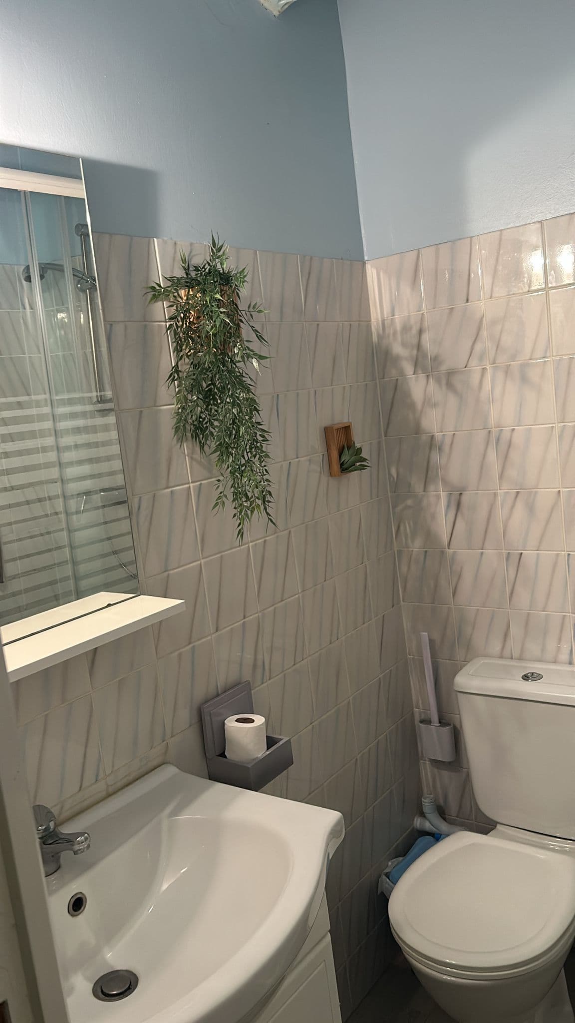 La salle de bain privative de la chambre du 1er étage du Gîte Pivoine au Domaine du Vieux Lavoir. Cet espace fonctionnel et moderne assure le confort et l'intimité de vos invités. Essentielle pour un séjour agréable après les festivités de vos mariages et grandes réceptions dans les Deux-Sèvres, elle contribue à la qualité de nos hébergements sur place.