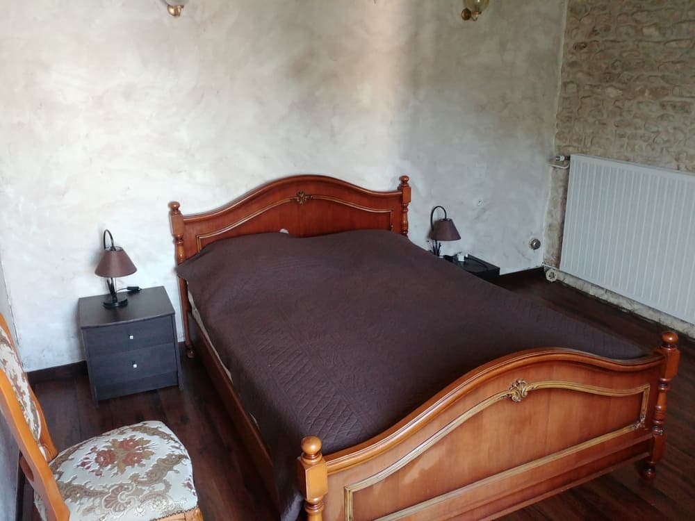 La troisième chambre du premier étage du Gîte Pivoine au Domaine du Vieux Lavoir, équipée d'un confortable lit double. Cet espace intime et douillet est parfait pour un couple, offrant un havre de paix pour se reposer après les festivités. Elle complète la diversité de nos hébergements, assurant un séjour agréable et serein pour les invités de vos mariages et grandes réceptions dans les Deux-Sèvres.
