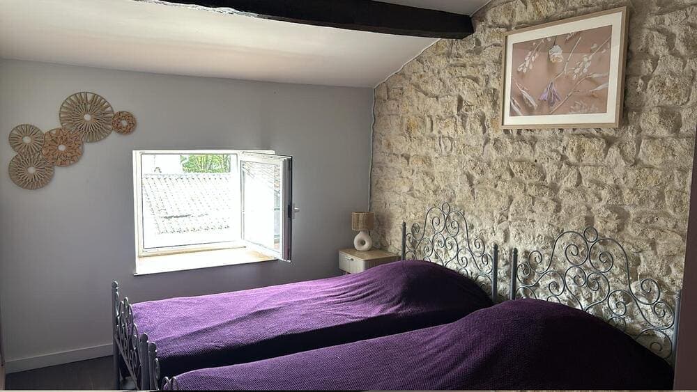 Chambre confortable du Domaine du Vieux Lavoir, un exemple de nos hébergements douillets, essentiels pour vos mariages et grandes réceptions. Nos 4 gîtes permettent de loger jusqu'à 55 personnes sur place dans les Deux-Sèvres, offrant un repos bien mérité après les festivités. Assurez le confort de vos invités grâce à nos solutions d'hébergement intégrées au domaine.