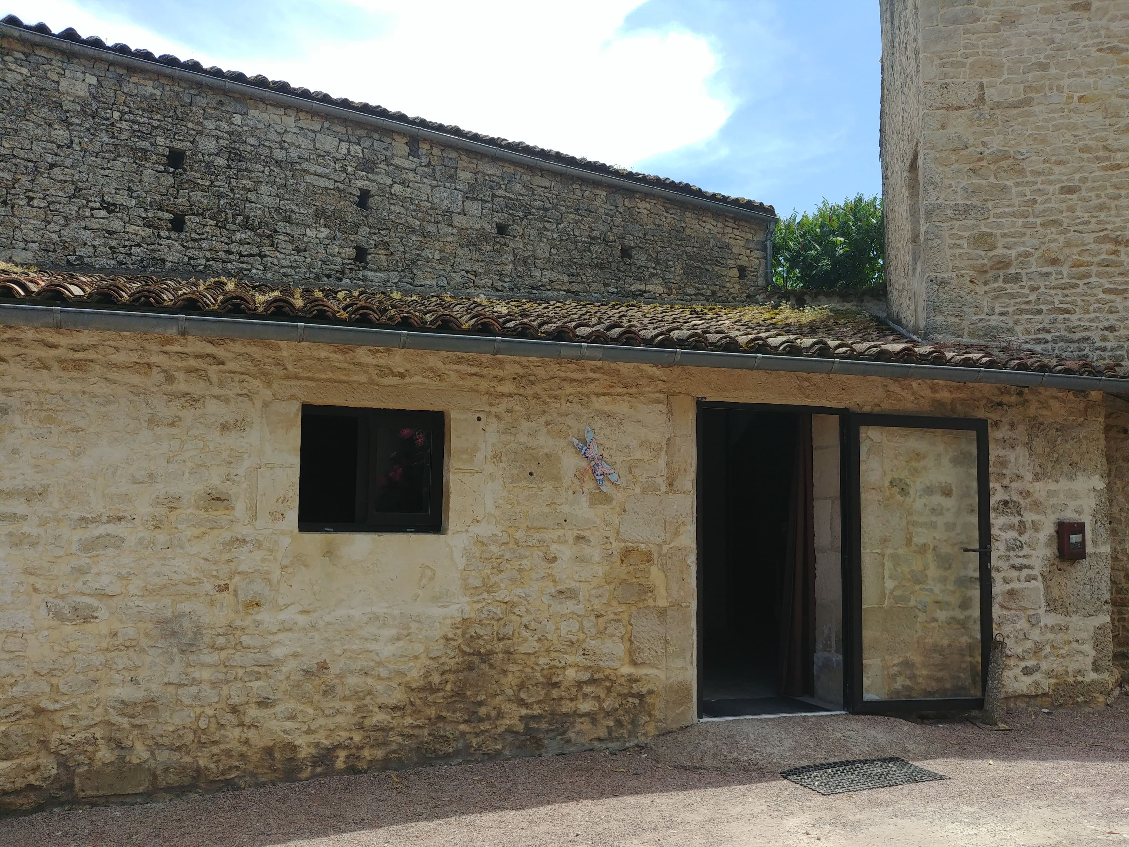 Façade extérieure accueillante du Gîte Roseau Domaine du Vieux Lavoir, un de nos quatre hébergements sur place. Ce gîte est entièrement accessible aux Personnes à Mobilité Réduite (PMR), offrant une solution d'hébergement confortable et adaptée à tous vos invités. Son intégration harmonieuse au domaine des Deux-Sèvres en fait un choix idéal pour les mariages et grandes réceptions, garantissant un séjour serein à chacun.