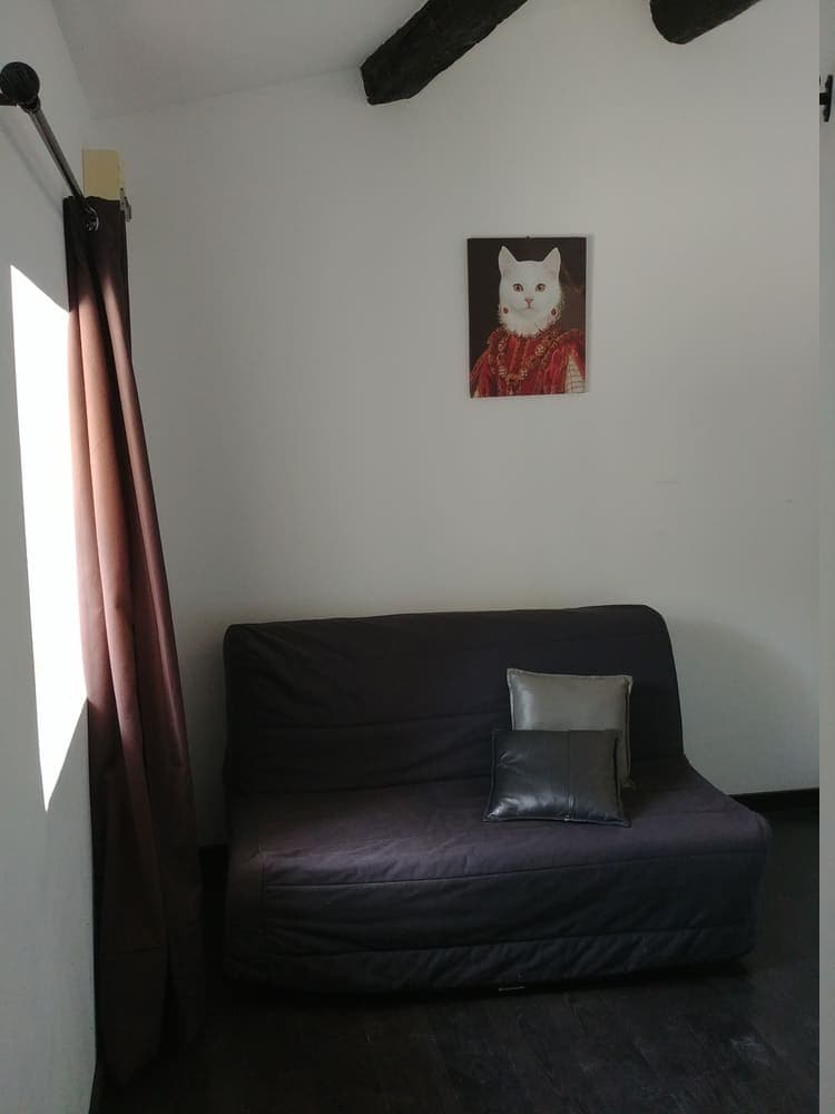 La petite chambre fonctionnelle du Gîte Rose au Domaine du Vieux Lavoir, équipée d'un BZ confortable de 140 cm. Cet espace offre un couchage d'appoint pratique et douillet pour vos invités. Idéal pour maximiser la capacité d'accueil de ce gîte accessible aux Personnes à Mobilité Réduite (PMR), il assure flexibilité et confort supplémentaire pour vos mariages et grandes réceptions dans les Deux-Sèvres.