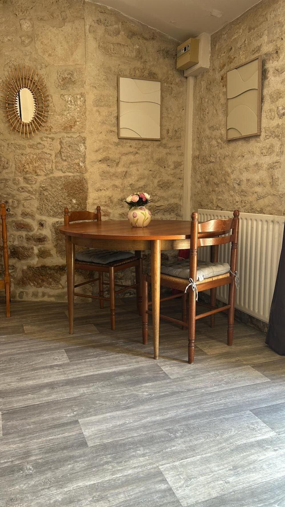 La table et les chaises du Gîte Rose au Domaine du Vieux Lavoir, offrant un espace fonctionnel et convivial pour les repas ou les moments partagés. Cet aménagement est conçu pour le confort de tous les invités, faisant partie de notre gîte entièrement accessible aux Personnes à Mobilité Réduite (PMR) . Idéal pour les séjours lors de vos mariages et grandes réceptions dans les Deux-Sèvres, il assure un cadre pratique et agréable.