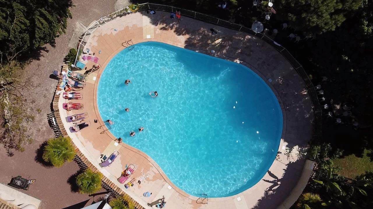 Vue aérienne imprenable de la grande piscine du Domaine du Vieux Lavoir, révélant son ampleur et son cadre somptueux. Cet espace aquatique est une oasis de fraîcheur et de détente pour les invités de vos mariages et grandes réceptions dans les Deux-Sèvres, ajoutant une dimension de loisir et d'élégance à vos événements inoubliables.