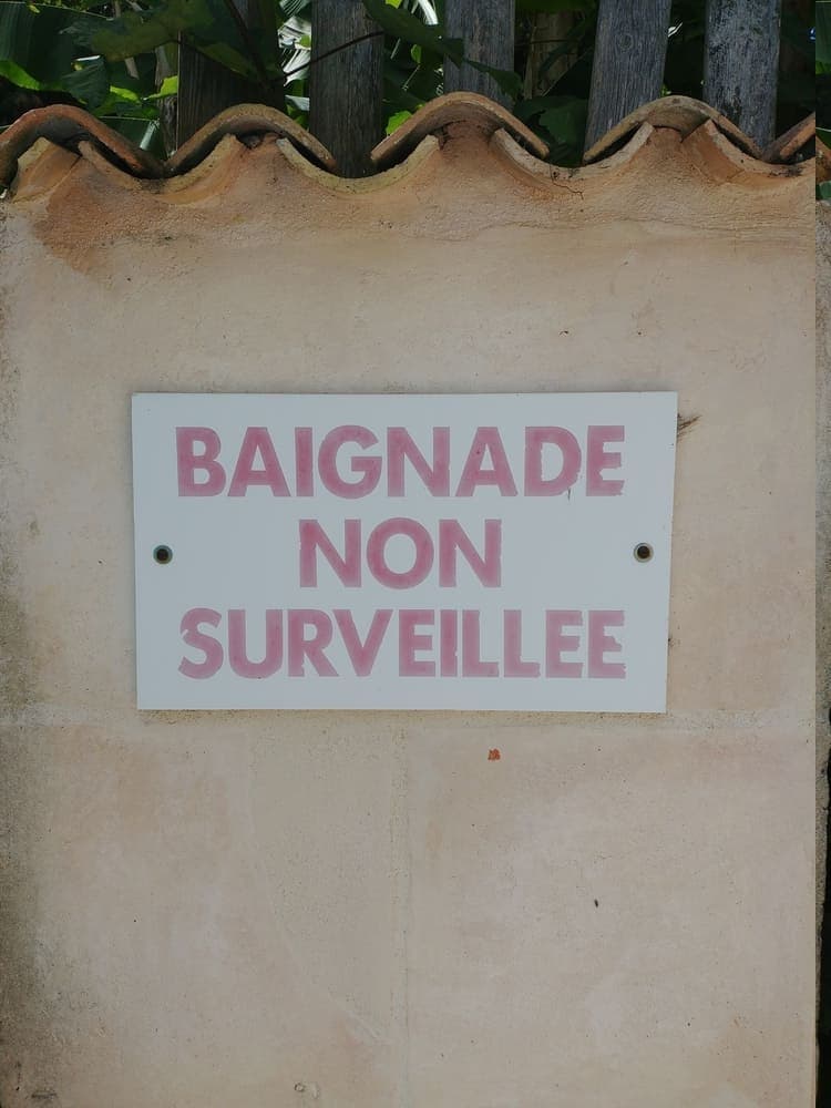 La pancarte de la piscine du Domaine du Vieux Lavoir, indiquant clairement que la baignade n'est pas surveillée. Cet affichage réglementaire essentiel informe nos hôtes des conditions d'utilisation, assurant la transparence et le respect des normes de sécurité. La piscine est accessible sous la responsabilité des adultes accompagnant les invités de vos mariages et grandes réceptions dans les Deux-Sèvres, garantissant une utilisation en toute connaissance de cause.