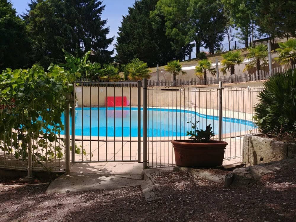 La piscine du Domaine du Vieux Lavoir, visible derrière ses barrières de sécurité conformes aux normes, garantissant la tranquillité d'esprit de tous nos hôtes. Ce dispositif de protection assure la sécurité des enfants, un aspect essentiel pour les familles séjournant pour vos mariages et grandes réceptions dans les Deux-Sèvres. Nous veillons à ce que chacun puisse profiter de nos installations aquatiques en toute sérénité.