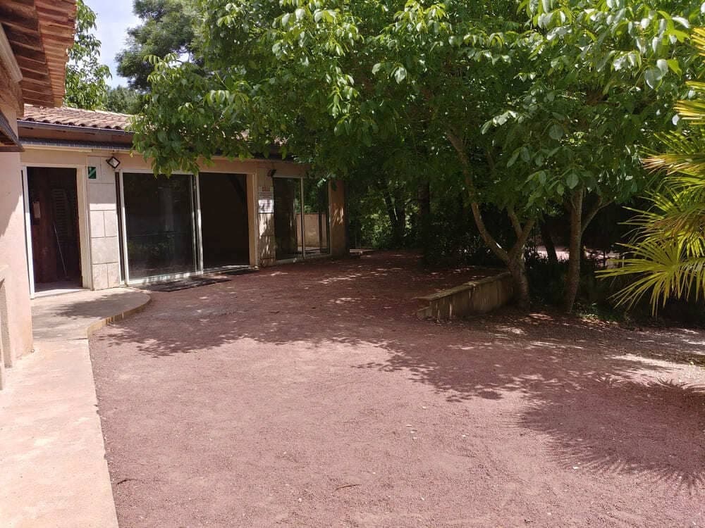 La terrasse de la pool house du Domaine du Vieux Lavoir, idéalement située juste à côté de la piscine. Cet espace aménagé offre un confort optimal pour se détendre entre deux baignades, siroter une boisson fraîche ou simplement profiter de la vue sur l'espace aquatique. Un lieu de convivialité et de relaxation pensé pour les invités de vos mariages et grandes réceptions dans les Deux-Sèvres, garantissant des moments agréables au bord de l'eau.