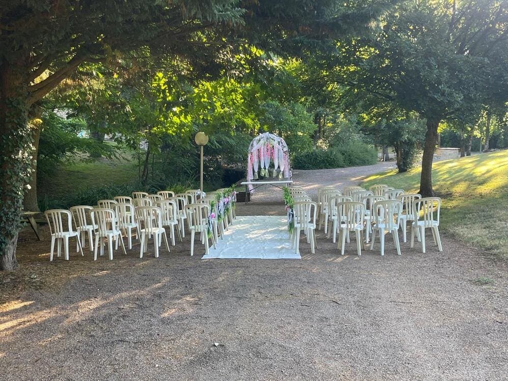 Scène d'un mariage laïque au Domaine du Vieux Lavoir, illustrant la privatisation complète de notre site pour votre événement. Profitez de l'exclusivité de notre domaine dans les Deux-Sèvres pour célébrer votre union ou toute grande réception en toute intimité, avec l'ensemble des espaces dédiés uniquement à vos invités pour une journée inoubliable.