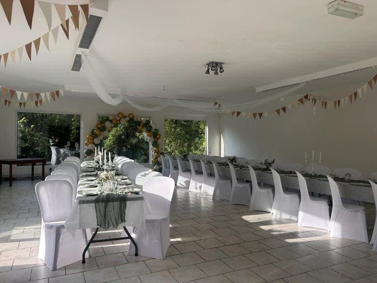 La magnifiquesalle de réceptiondu Domaine du Vieux Lavoir,sublimementdécoré pour un mariage.On y aperçoit les tables dressées avec élégance,les arrangements floraux et l'éclairage tamisé qui créent uneambiance féerique et chaleureuse.Cette image authentique,prix par nos clients,illustre parfaitement le cadre idyllique que nous offrons pour célébrer des unions mémorables et de grandes réceptions dans les Deux-Sèvres.