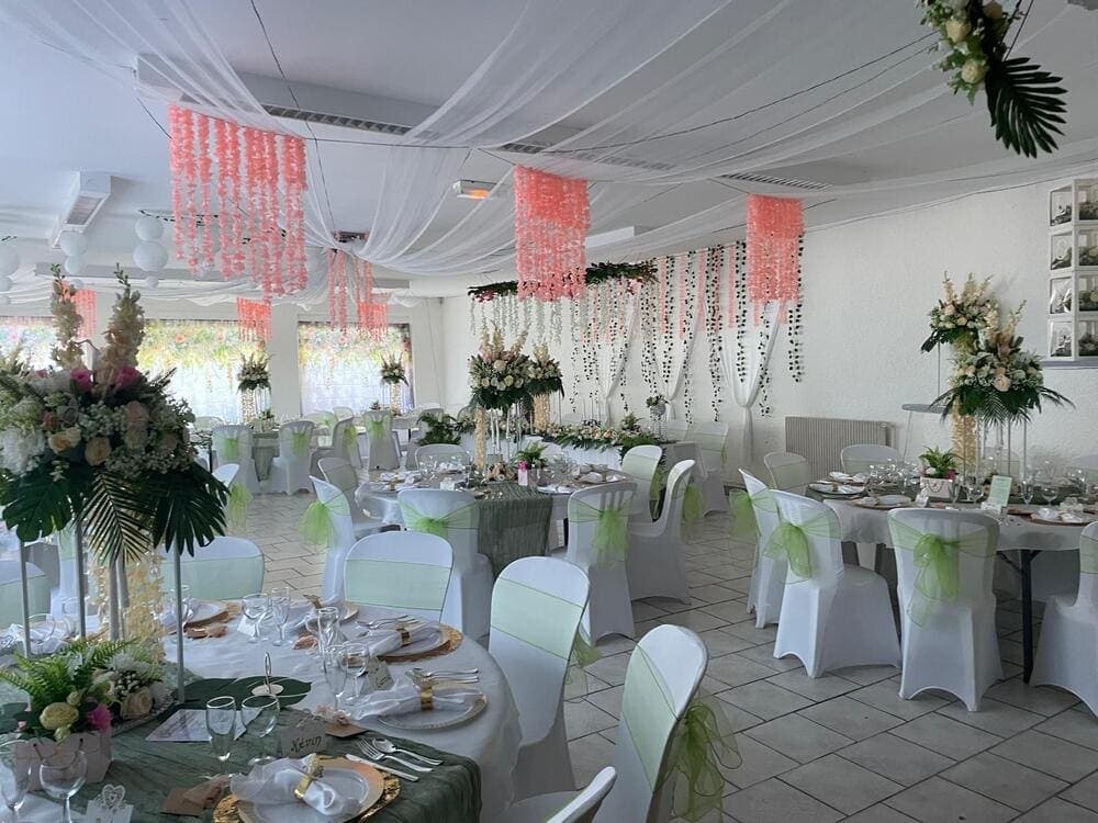 La salle de réception du Domaine du Vieux Lavoir, magnifiquement décorée pour un autre mariage , illustrant la flexibilité de notre espace pour s'adapter à diverses thématiques. Cette photo, prise par nos clients, met en lumière une nouvelle ambiance personnalisée , avec des arrangements spécifiques qui transforment la salle. Elle témoigne de la capacité de notre domaine à créer des événements uniques et sur mesure pour vos réceptions et mariages dans les Deux-Sèvres.