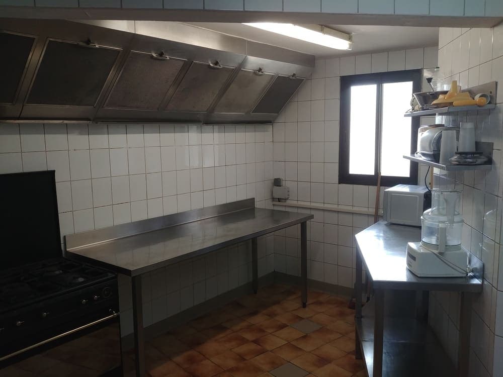 La petite cuisine annexe, idéalement située juste à côté du bar du Domaine du Vieux Lavoir. Parfaitement conçue comme point d'appoint pour les traiteurs, elle facilite le service des boissons, des cocktails et des petites préparations lors de vos mariages et grandes réceptions dans les Deux-Sèvres. Un atout pratique pour une logistique fluide et un service impeccable.