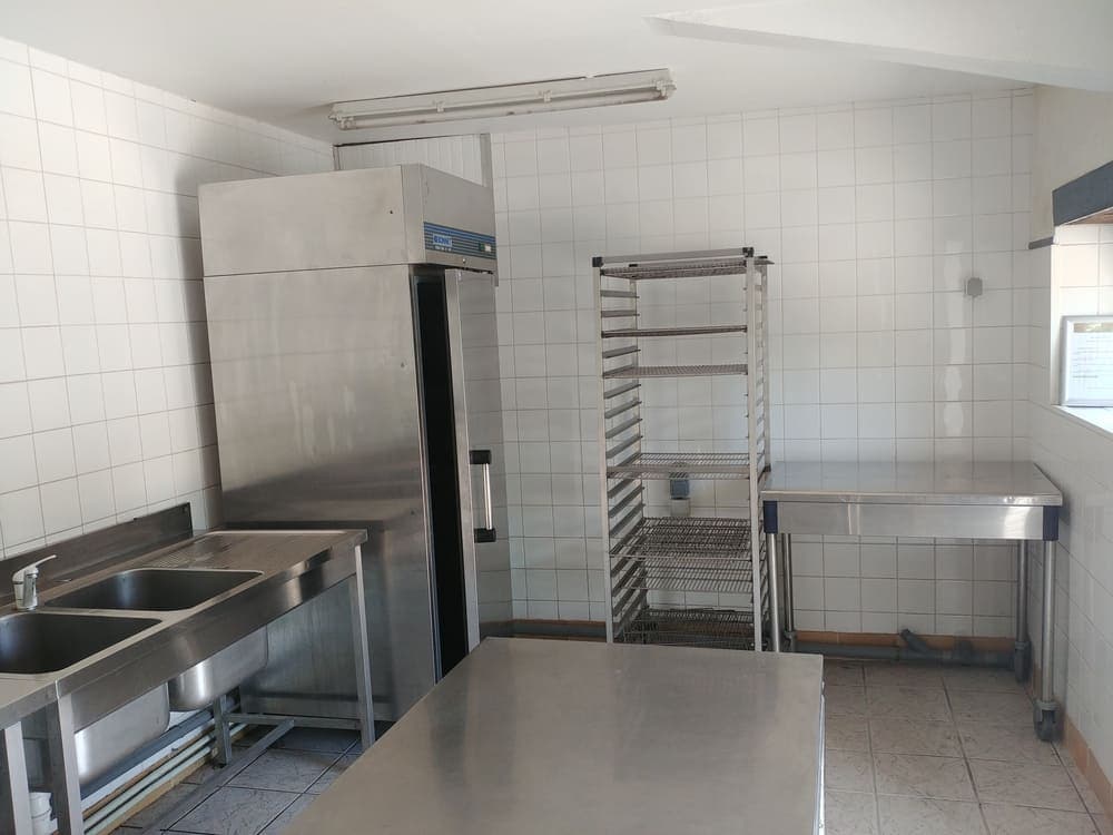 Détail de la cuisine professionnelle du Domaine du Vieux Lavoir, mettant en évidence notre spacieuse chambre froide. Cette infrastructure essentielle assure une conservation optimale des denrées pour les traiteurs, facilitant l'organisation des repas de vos mariages et grandes réceptions jusqu'à 130 personnes dans les Deux-Sèvres. Une solution logistique complète pour un événement sans souci.