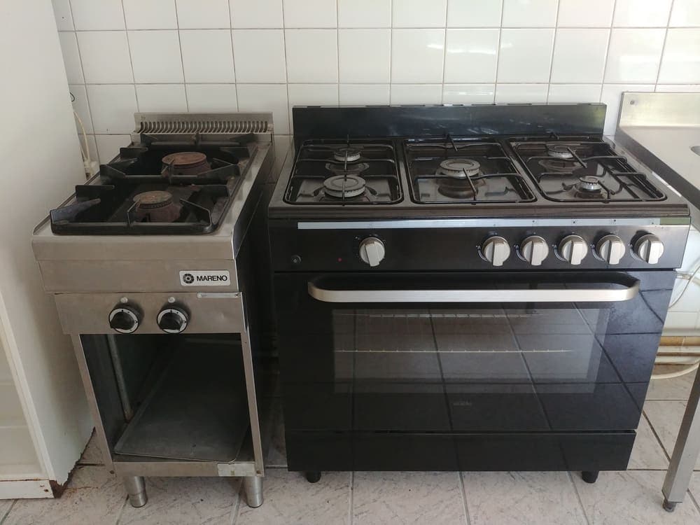 Le cœur de notre cuisine professionnelle au Domaine du Vieux Lavoir : un piano de cuisson robuste avec feux au gaz et fours intégrés. Cet équipement de haute performance est à la disposition des traiteurs pour la préparation de repas élaborés pour vos mariages et grandes réceptions jusqu'à 130 personnes dans les Deux-Sèvres, garantissant une efficacité et une qualité culinaire irréprochables.