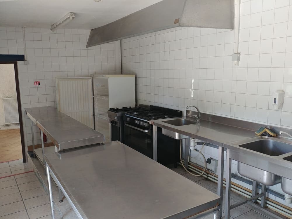 Vue d'ensemble de la cuisine professionnelle du Domaine du Vieux Lavoir, entièrement équipée et pensée pour les traiteurs. Cet ensemble moderne et fonctionnel permet de préparer efficacement les repas pour vos mariages et grandes réceptions jusqu'à 130 personnes dans les Deux-Sèvres, garantissant un service de qualité et sans accroc pour vos événements mémorables.