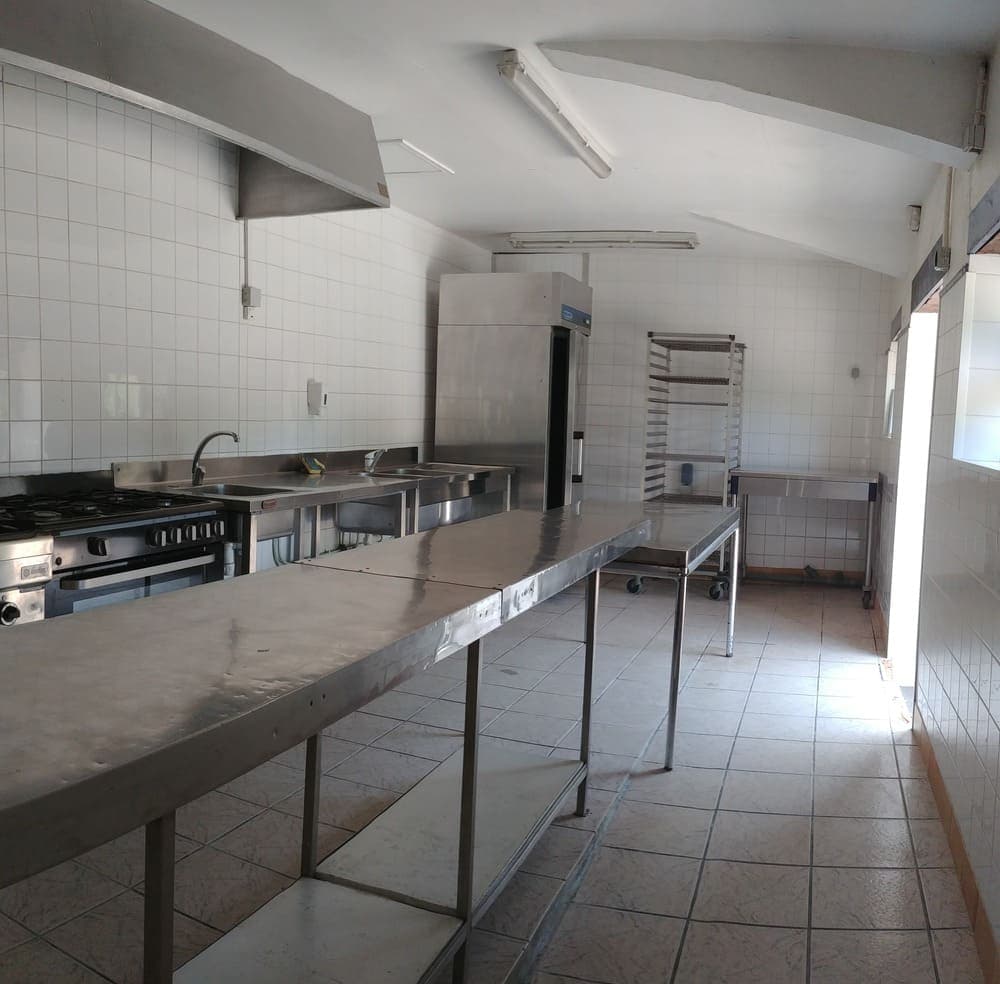 Vue d'ensemble de la cuisine professionnelle du Domaine du Vieux Lavoir, prise d'un autre angle, confirmant l'espace et la fonctionnalité de nos installations. Entièrement équipée pour les traiteurs, cette cuisine est conçue pour faciliter la préparation de tous les repas de vos mariages et grandes réceptions jusqu'à 130 personnes dans les Deux-Sèvres, assurant une logistique culinaire fluide et efficace pour votre événement.