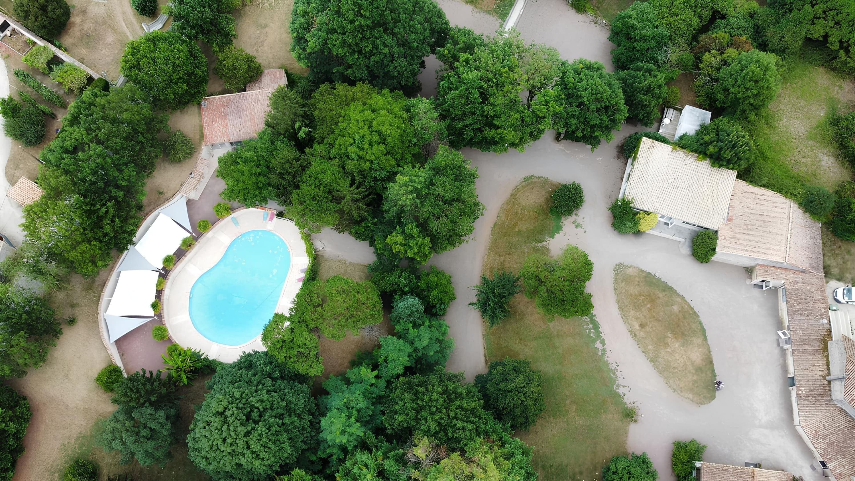 Vue aérienne spectaculaire du Domaine du Vieux Lavoir , capturée par drone, révélant l'ensemble de la propriété : ses bâtiments de réception, ses gîtes, la piscine, le parc verdoyant et le ruisseau. Cette perspective unique met en lumière l'étendue et la diversité de notre domaine, offrant un cadre exceptionnel et harmonieux pour l'organisation de vos mariages et grandes réceptions dans les Deux-Sèvres. Un aperçu global de votre futur lieu de célébration.