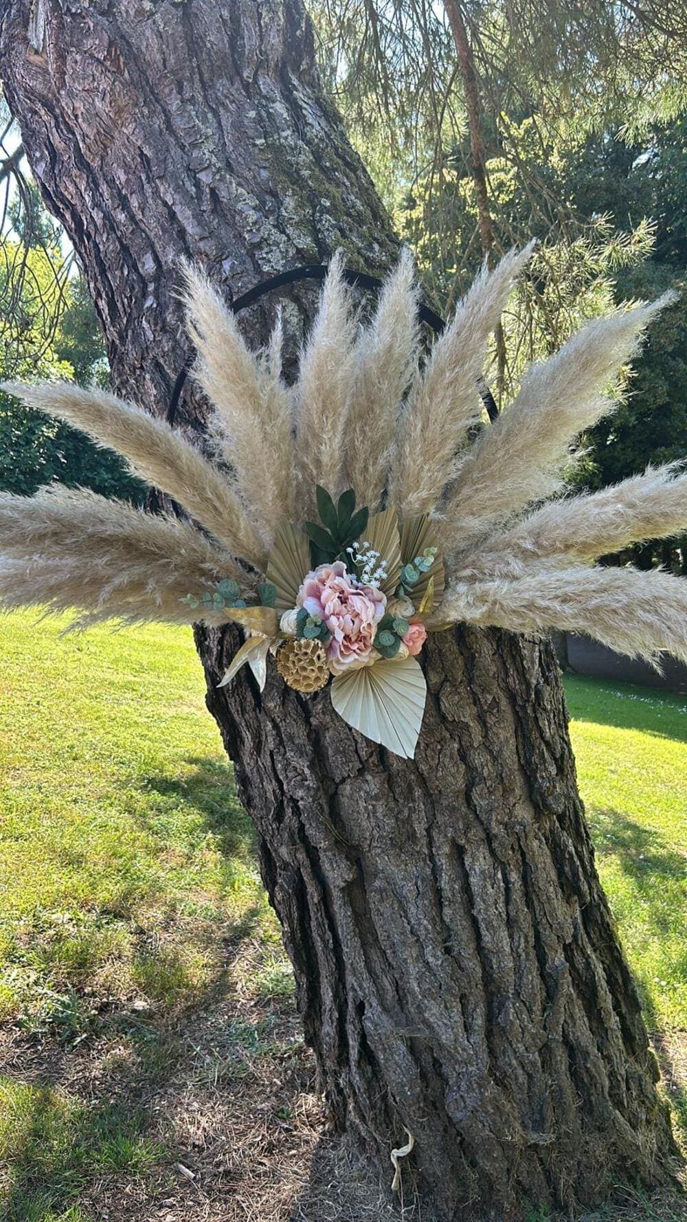 Un délicat petit bouquet de fleurs ornant un arbre du parc du Domaine du Vieux Lavoir, illustrant les possibilités de décoration personnalisée pour vos événements. Cette touche charmante et naturelle ajoute une atmosphère romantique et poétique, parfaite pour sublimer votre mariage ou grande réception en plein air dans les Deux-Sèvres. Chaque détail compte pour créer un cadre mémorable et enchanteur.