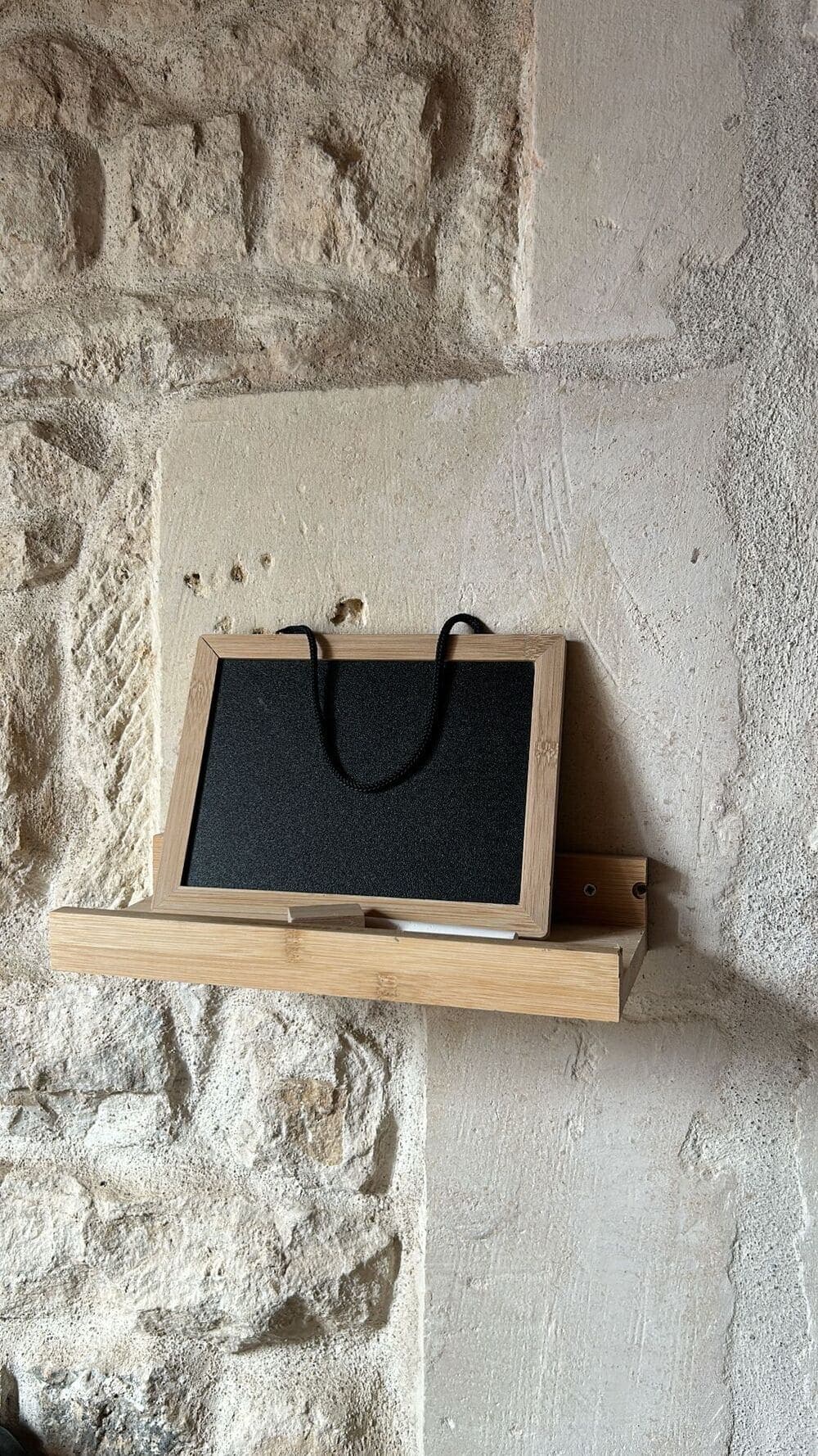 Un charmant petit tableau noir avec sa craie, élément décoratif que l'on retrouve dans les gîtes du Domaine du Vieux Lavoir. Il offre à nos hôtes un espace ludique pour écrire des messages personnalisés, des pensées ou des souvenirs de leur séjour. Cette touche d'attention contribue à l'ambiance chaleureuse et conviviale que nous offrons pour vos mariages et grandes réceptions dans les Deux-Sèvres, permettant à chacun de laisser sa marque.