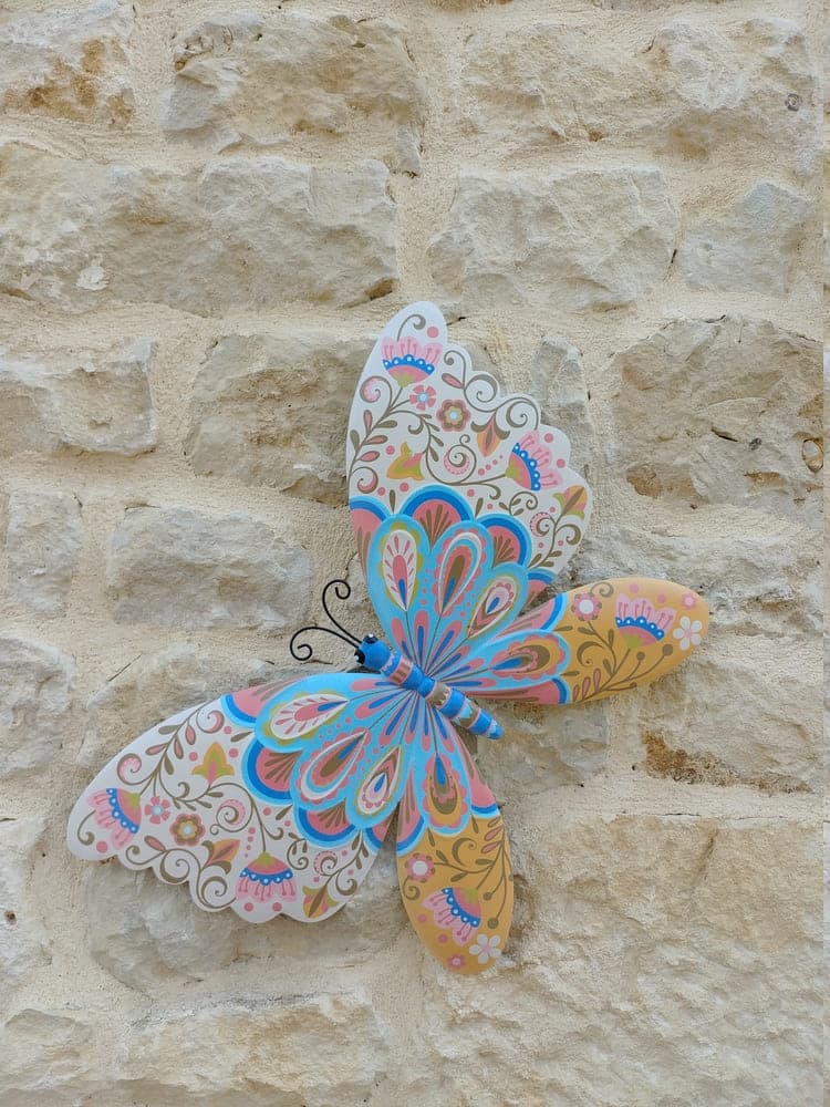 Un magnifique papillon coloré, détail de décoration murale que l'on découvre au Domaine du Vieux Lavoir. Cette touche artistique et délicate ajoute une note de légèreté et de poésie à nos espaces, symbolisant la transformation et la beauté. Ces attentions contribuent à créer une atmosphère unique et joyeuse pour vos mariages et grandes réceptions dans les Deux-Sèvres, où chaque détail est pensé pour émerveiller.