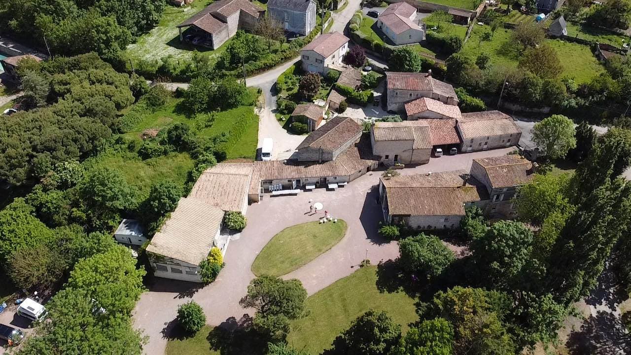 Vue aérienne du Domaine du Vieux Lavoir par drone, dévoilant l'ensemble de notre propriété dans les Deux-Sèvres. Ce panorama met en lumière l'espace événementiel parfait pour l'organisation de mariages et grandes réceptions jusqu'à 130 personnes, avec un hébergement sur place pour 55 convives. Imaginez votre événement unique dans ce cadre exceptionnel.
