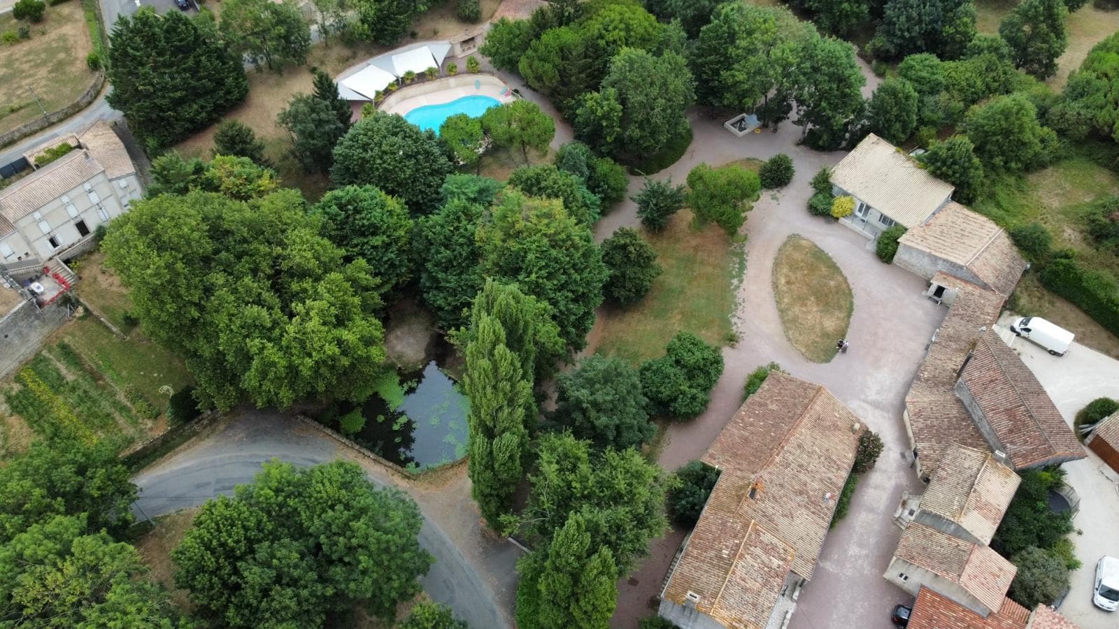 Photo aérienne du Domaine du Vieux Lavoir, capturée par drone, offrant une vue d'ensemble de l'intégralité de notre propriété dans les Deux-Sèvres. Admirez tous nos bâtiments, le vaste parc verdoyant et la magnifique piscine, formant un cadre idyllique et entièrement privatisable pour l'organisation de vos mariages, grandes réceptions et événements d'envergure. Un lieu unique pouvant accueillir 130 personnes et héberger 55 personnes sur place.