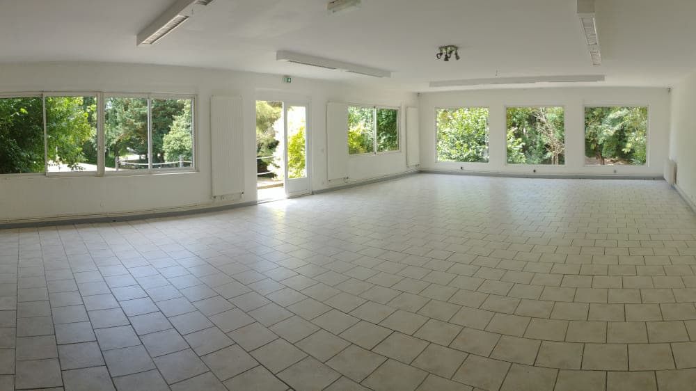 Notre spacieuse salle de réception du Domaine du Vieux Lavoir, baignée de lumière naturelle grâce à ses grandes baies vitrées, est le lieu idéal pour accueillir vos mariages, anniversaires et grandes réceptions jusqu'à 130 personnes dans les Deux-Sèvres. Cet espace modulable offre une atmosphère élégante et conviviale, parfaite pour des célébrations mémorables.