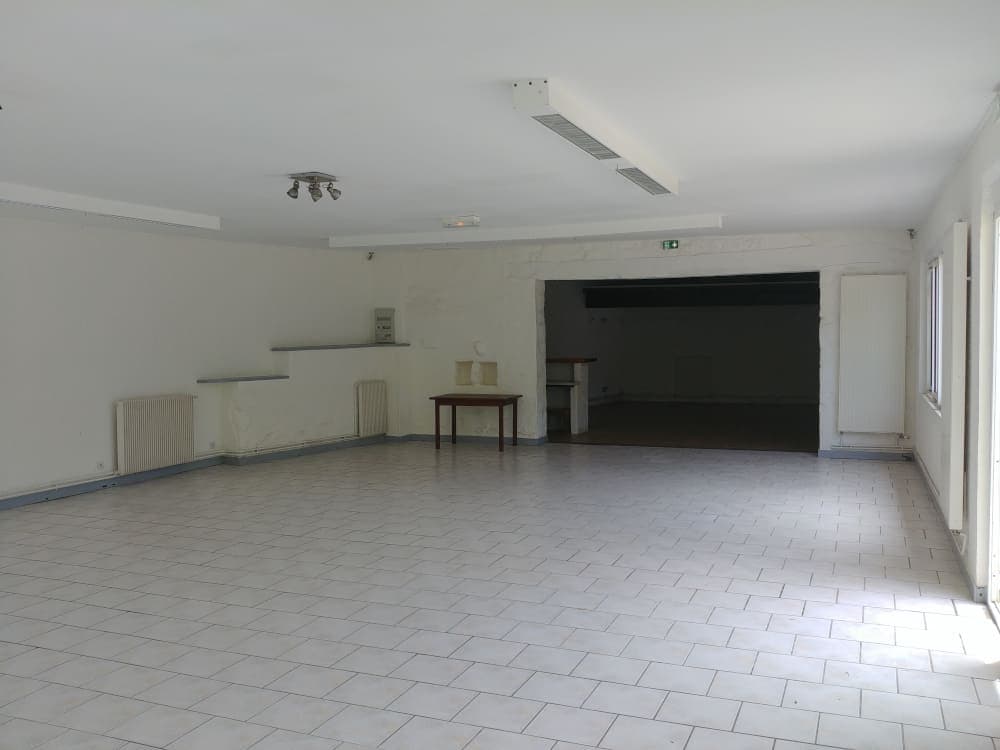 Vue de la salle de réception du Domaine du Vieux Lavoir, illustrant sa grande profondeur et son vaste espace, capable d'accueillir jusqu'à 130 personnes. Cet agencement généreux offre une flexibilité optimale pour la disposition des tables et la création de différentes ambiances lors de vos mariages et grandes réceptions dans les Deux-Sèvres, garantissant à vos invités un confort exceptionnel et une liberté de mouvement.