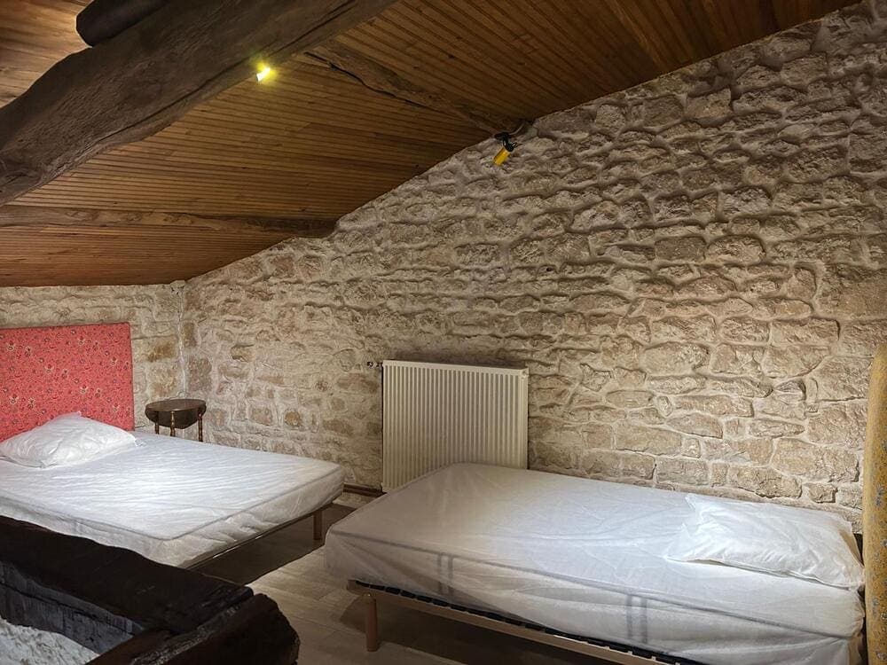 Un aménagement astucieux en mezzanine au Domaine du Vieux Lavoir, présentant un lit double confortable et un lit simple. Cette solution optimise l'espace et offre des couchages supplémentaires avec une touche d'originalité, idéale pour les familles ou les groupes d'amis. Elle garantit un confort optimal et une expérience de séjour unique pour les invités de vos mariages et grandes réceptions dans les Deux-Sèvres.