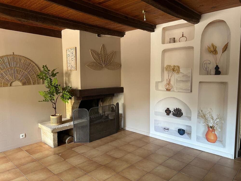 Le charmant petit salon du Gîte Lilas au Domaine du Vieux Lavoir, offrant un espace cosy et confortable pour la détente de vos invités. Idéal pour se retrouver, lire ou simplement se reposer après les festivités, ce salon contribue au confort de nos hébergements sur place pour jusqu'à 55 personnes lors de vos mariages et grandes réceptions dans les Deux-Sèvres.