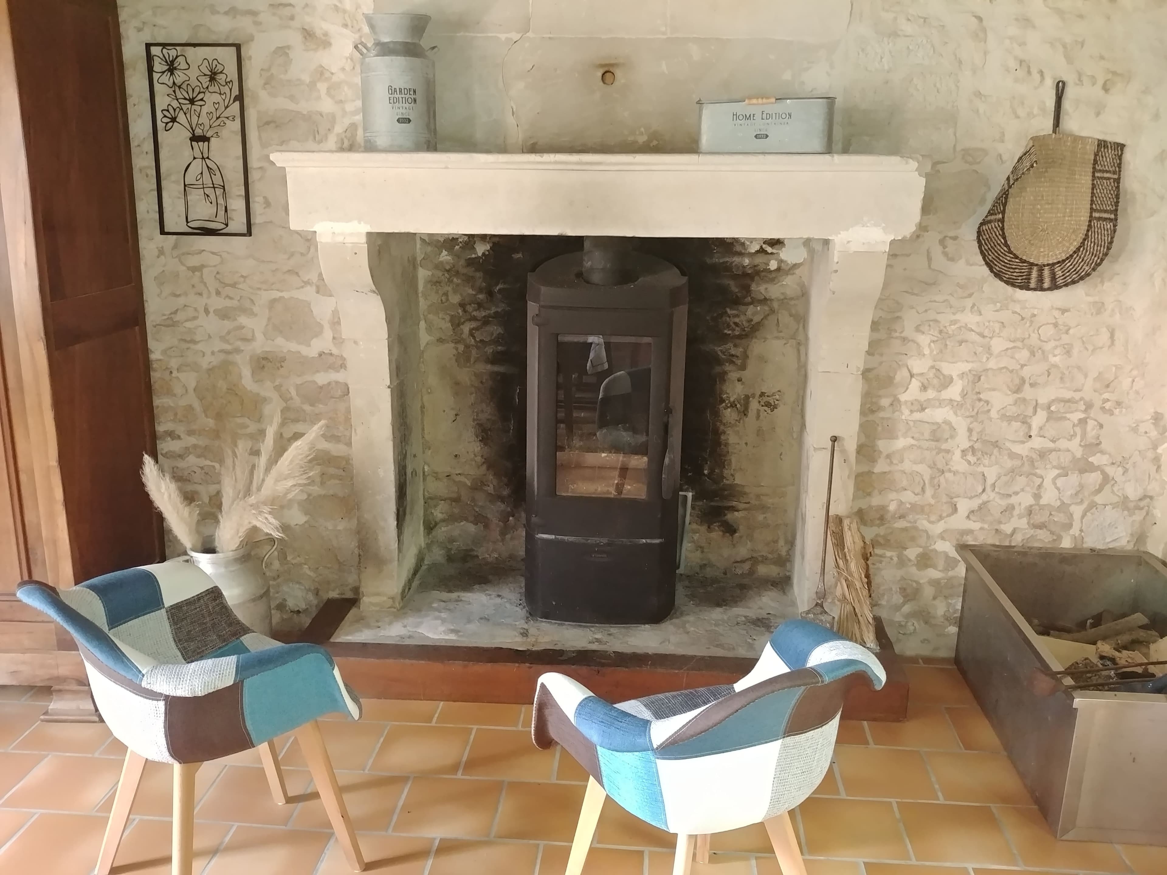 Le charmant coin cheminée du Gîte Pampas au rez-de-chaussée du Domaine du Vieux Lavoir, doté de deux fauteuils confortables. Idéal pour se détendre et profiter d'un moment de calme, cet espace chaleureux est parfait pour se ressourcer après les célébrations de vos mariages et grandes réceptions dans les Deux-Sèvres, offrant à vos invités un lieu de repos douillet et convivial.