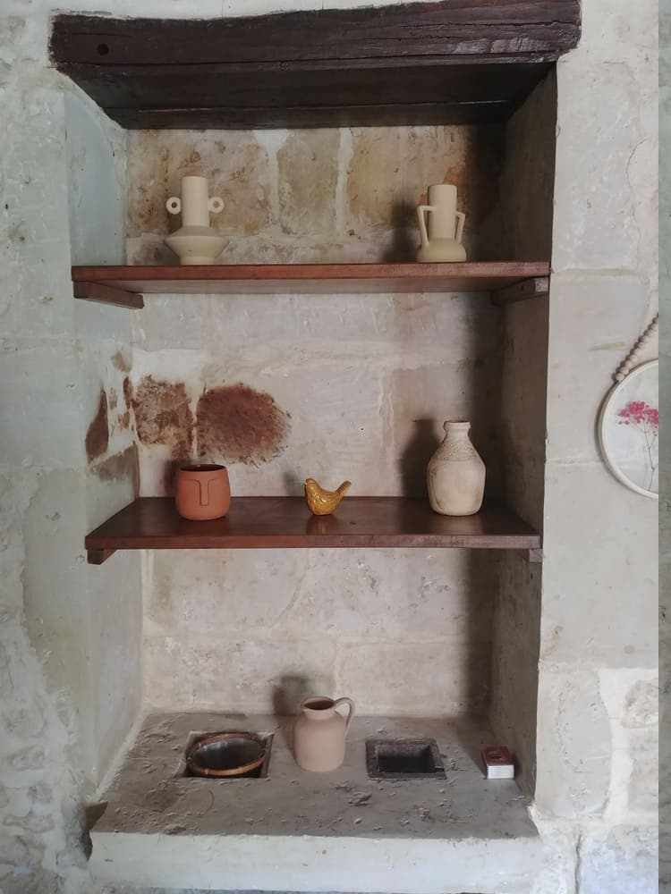 Une jolie étagère décorée avec une collection de petits pots et vases au sein du Gîte Pampas au Domaine du Vieux Lavoir. Ce détail soigné illustre l'attention que nous portons à l'aménagement de nos hébergements, créant une atmosphère accueillante et personnalisée. Ces touches décoratives contribuent au charme et au confort que nous offrons à vos invités pour vos mariages et grandes réceptions dans les Deux-Sèvres.