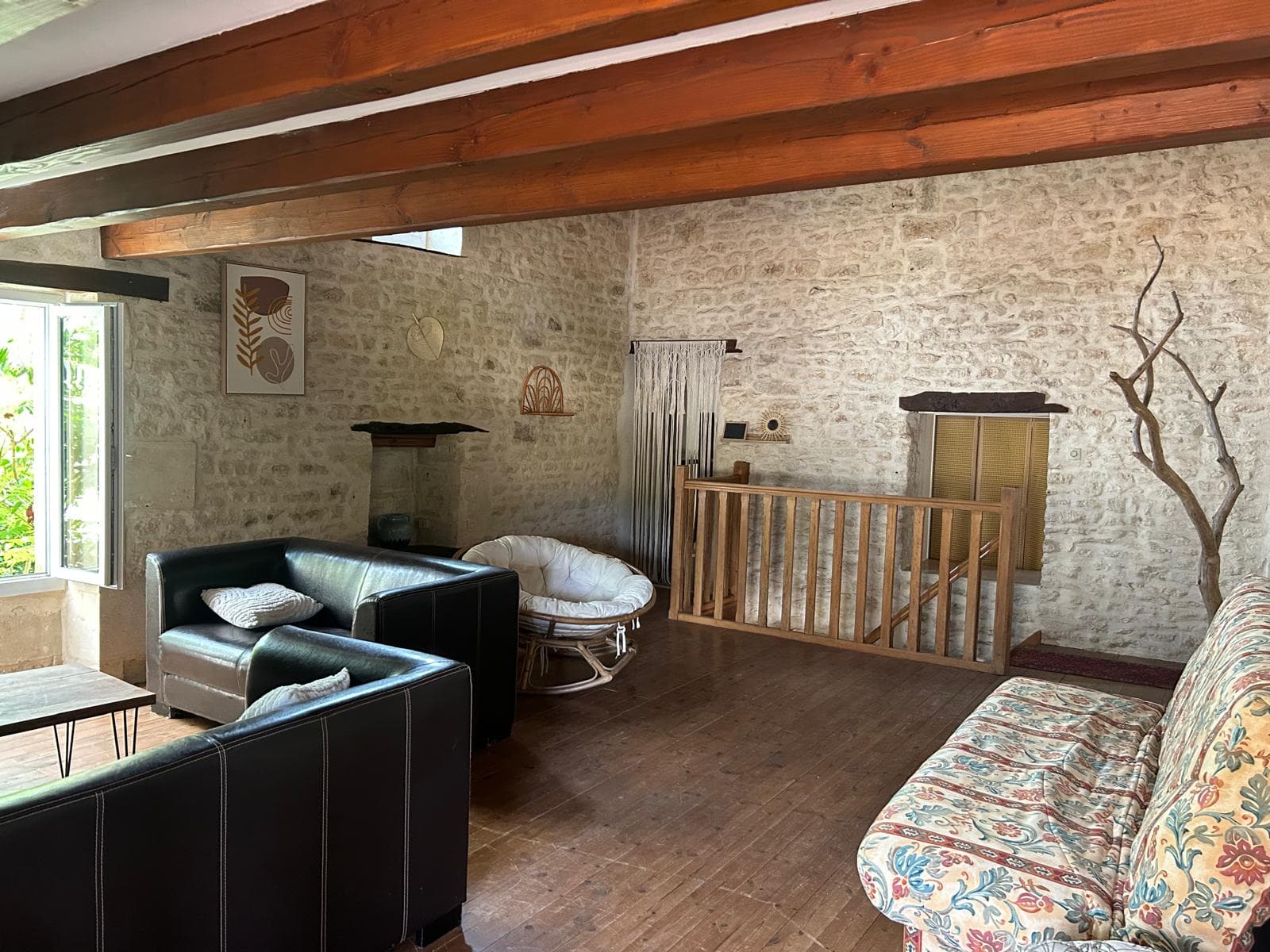 Le salon du premier étage du Gîte Pampas au Domaine du Vieux Lavoir, révélant un confortable canapé clic-clac pour deux personnes . Cet espace astucieux offre une flexibilité d'hébergement supplémentaire, permettant d'accueillir davantage d'invités pour vos mariages et grandes réceptions dans les Deux-Sèvres. C'est la solution idéale pour maximiser la capacité de nos gîtes et assurer le confort de tous.