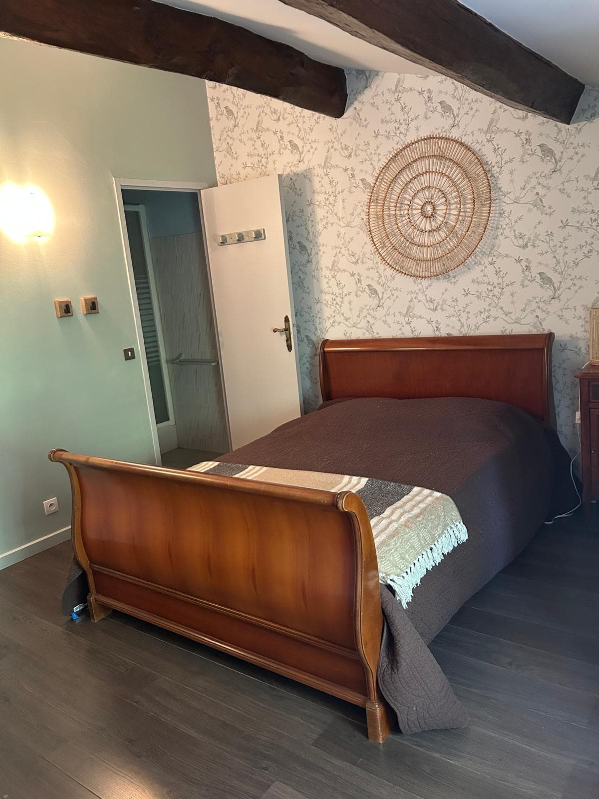 Première chambre confortable du Gîte Pivoine au 2ème étage du Domaine du Vieux Lavoir, avec son lit douillet et une décoration soignée. Cet espace invite au repos et à la sérénité après les festivités de vos mariages et grandes réceptions dans les Deux-Sèvres, offrant à vos invités un cadre agréable et propice à la détente.
