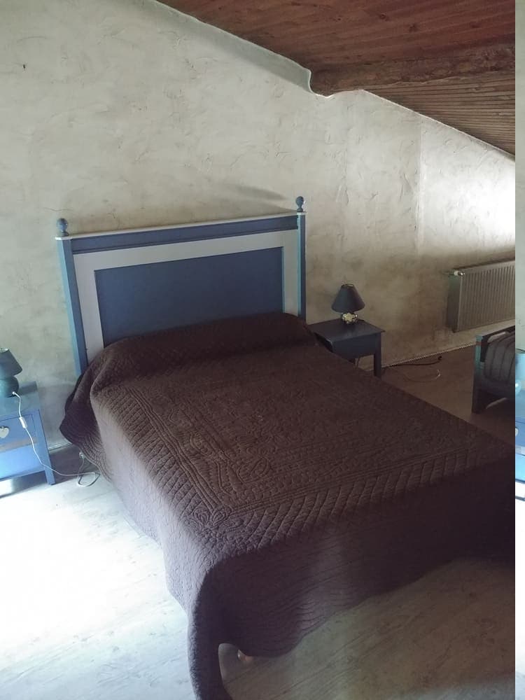 La deuxième chambre familiale du premier étage du Gîte Pivoine au Domaine du Vieux Lavoir, équipée d'un lit double et d'un lit simple. Cette chambre spacieuse dispose de sa propre salle d'eau privative avec WC, offrant confort et intimité. C'est un aménagement parfait pour les familles ou petits groupes d'amis participant à vos mariages et grandes réceptions dans les Deux-Sèvres, garantissant un séjour agréable et sans contraintes.
