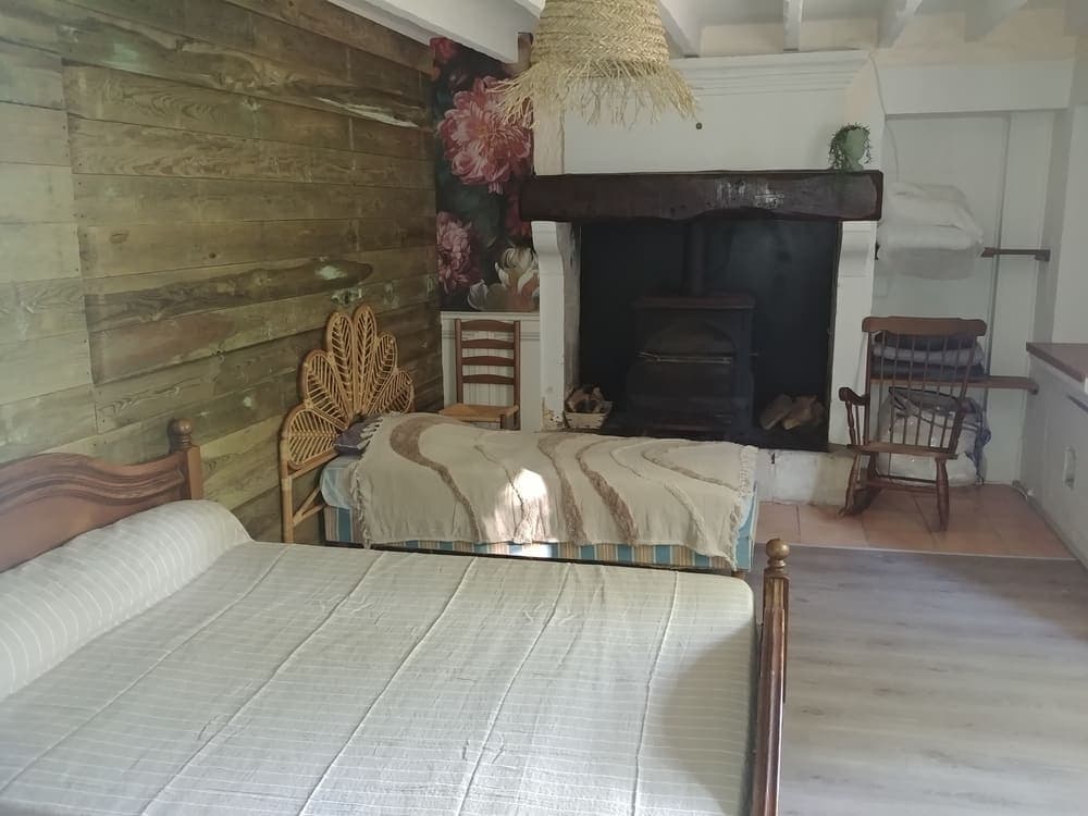 La seconde chambre au rez-de-chaussée du Gîte Pivoine au Domaine du Vieux Lavoir, conçue pour le confort familial avec un lit double et un lit simple. Cet espace lumineux et fonctionnel est parfait pour accueillir parents et enfants, ou un petit groupe d'amis. Elle offre une solution d'hébergement pratique et accessible pour les invités de vos mariages et grandes réceptions dans les Deux-Sèvres, garantissant un repos serein après les festivités.