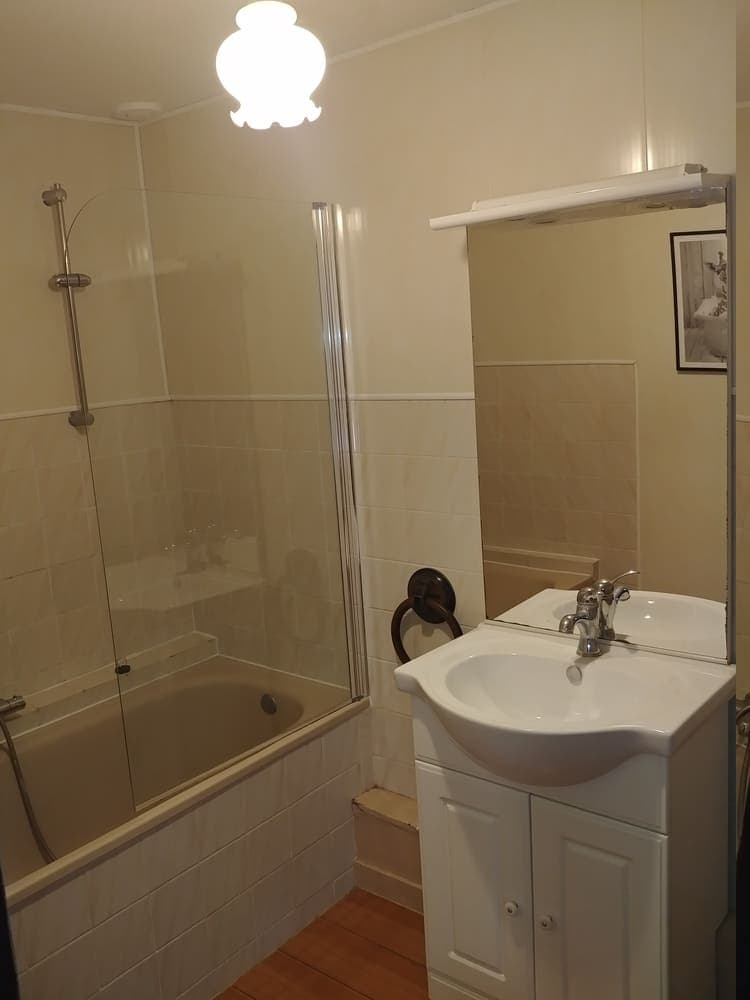 La salle de bain privative attenante à la première chambre du premier étage du Gîte Pivoine au Domaine du Vieux Lavoir. Cet espace fonctionnel et intime est équipé pour le confort de nos hôtes, offrant une commodité appréciable pendant leur séjour. La présence de salles de bain privatives dans nos hébergements garantit un maximum de bien-être pour les invités de vos mariages et grandes réceptions dans les Deux-Sèvres.