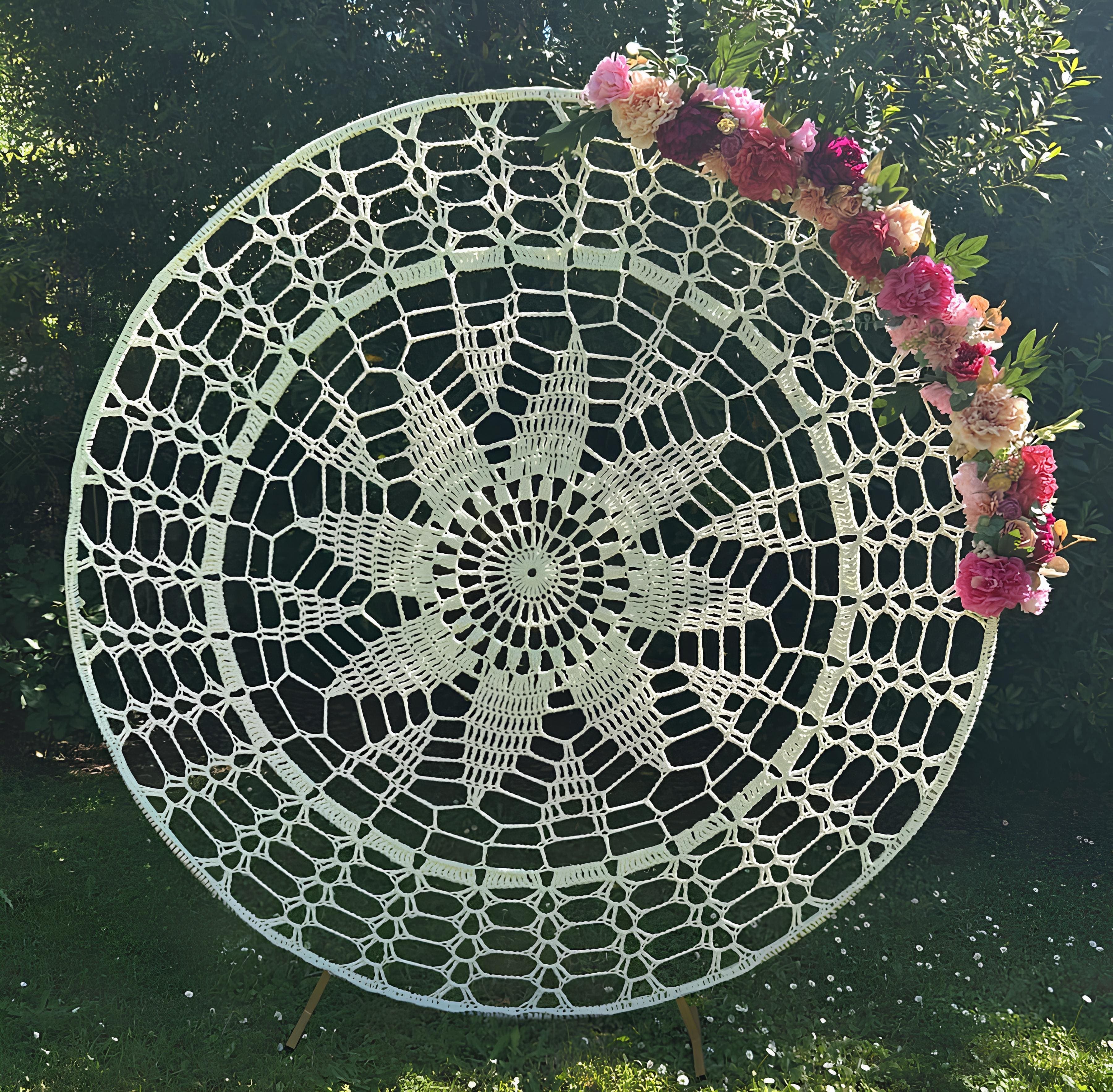 Magnifique cercle en décoration toile tissée, orné de fleurs délicates sur une partie de son contour, disponible à l'emplacement au Domaine du Vieux Lavoir. Cet élément unique est idéal pour créer un fond de cérémonie, un photobooth élégant ou un centre de table suspendu, ajoutant une touche bohème et raffinée à vos mariages et grandes réceptions dans les Deux-Sèvres. Personnalisez votre événement avec notre décoration maison.